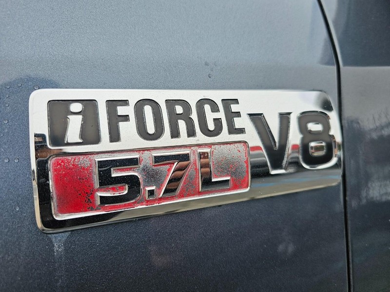 Toyota Tundra 2WD Truck Vehicle Full-screen Gallery Image 12