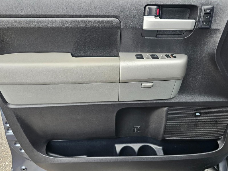 Toyota Tundra 2WD Truck Vehicle Full-screen Gallery Image 16