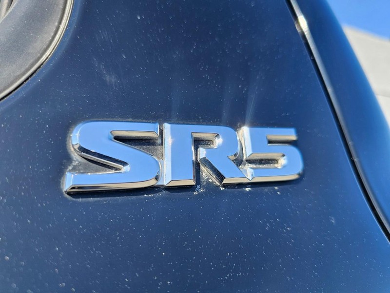 Toyota Tundra SR5 Vehicle Full-screen Gallery Image 14