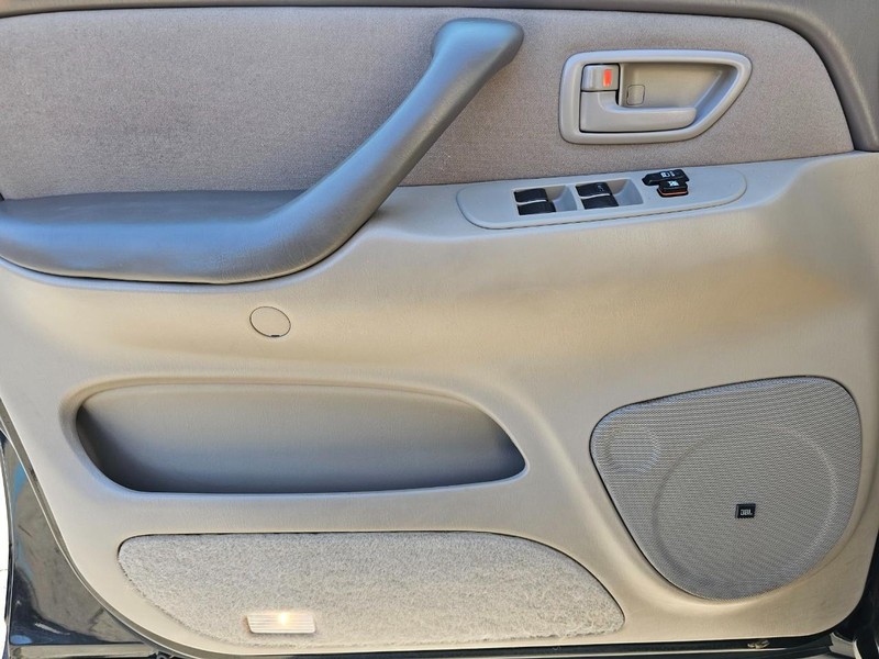 Toyota Tundra SR5 Vehicle Full-screen Gallery Image 16