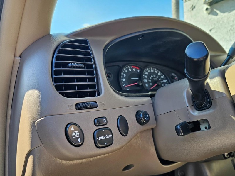 Toyota Tundra SR5 Vehicle Full-screen Gallery Image 17