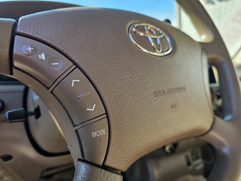 Toyota Tundra SR5 Vehicle Full-screen Gallery Image 18