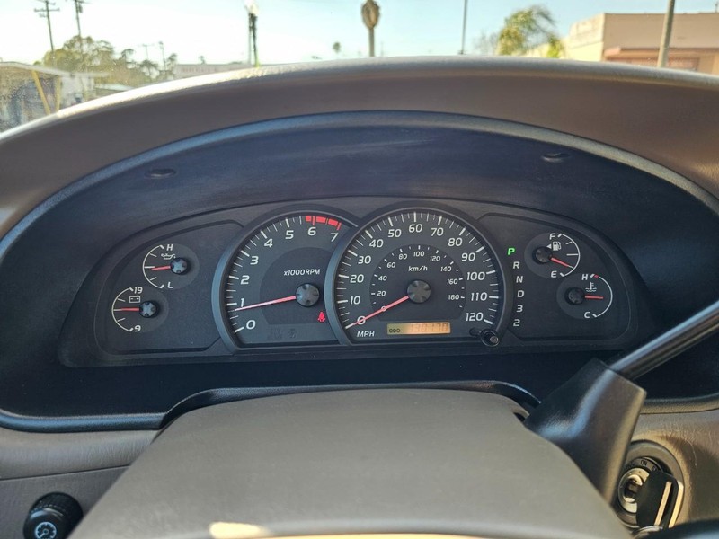 Toyota Tundra SR5 Vehicle Full-screen Gallery Image 20