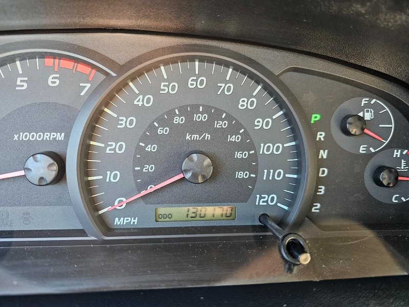 Toyota Tundra SR5 Vehicle Full-screen Gallery Image 21