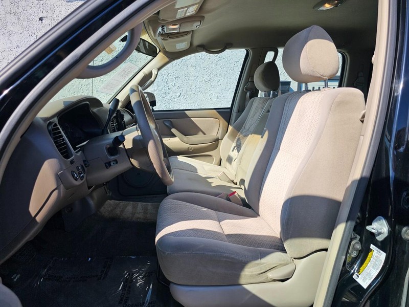 Toyota Tundra SR5 Vehicle Full-screen Gallery Image 22