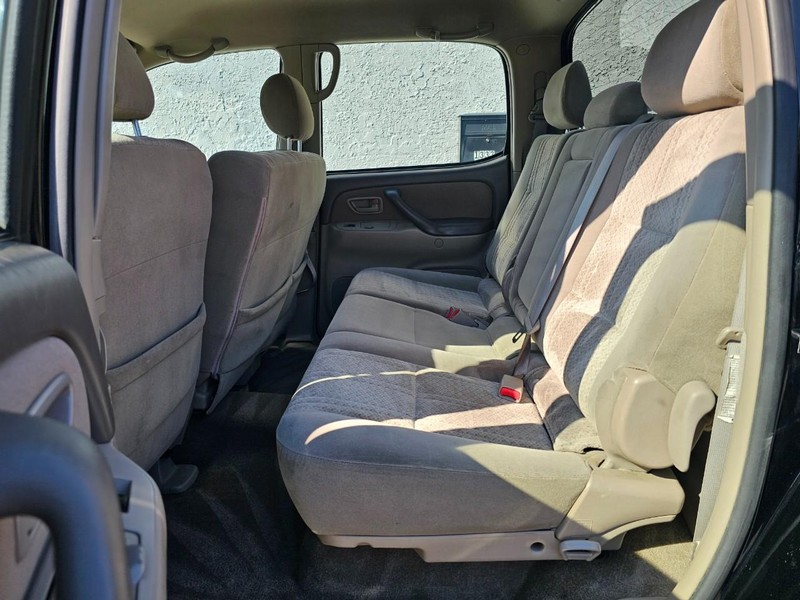 Toyota Tundra SR5 Vehicle Full-screen Gallery Image 23