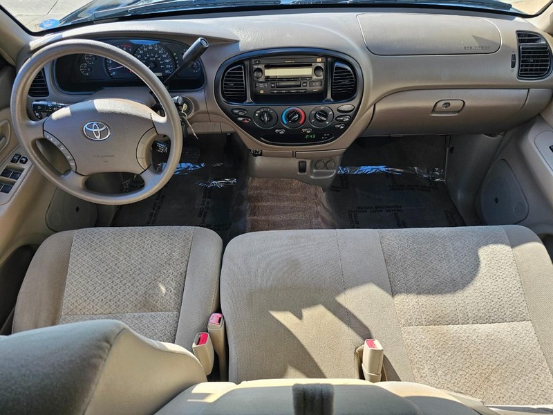 Toyota Tundra SR5 Vehicle Full-screen Gallery Image 24