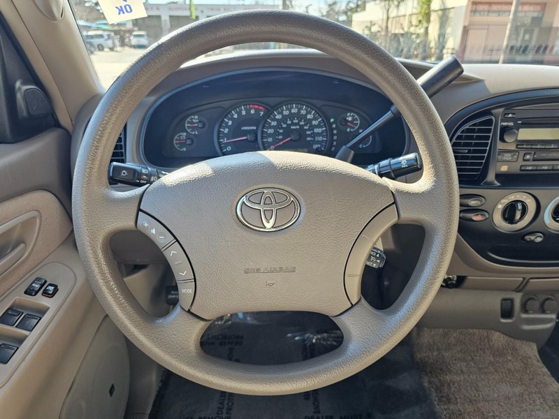 Toyota Tundra SR5 Vehicle Full-screen Gallery Image 28