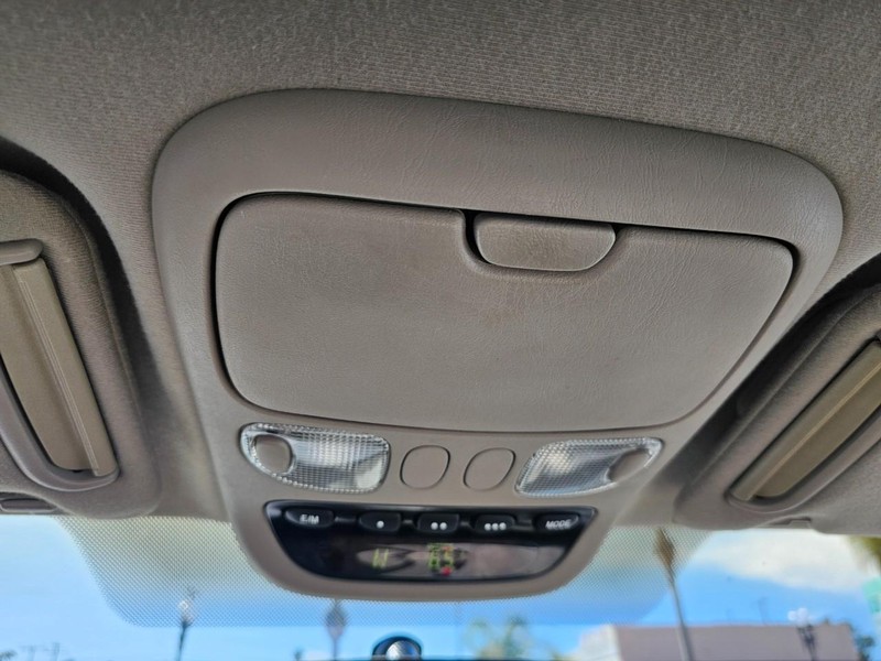 Toyota Tundra SR5 Vehicle Full-screen Gallery Image 30