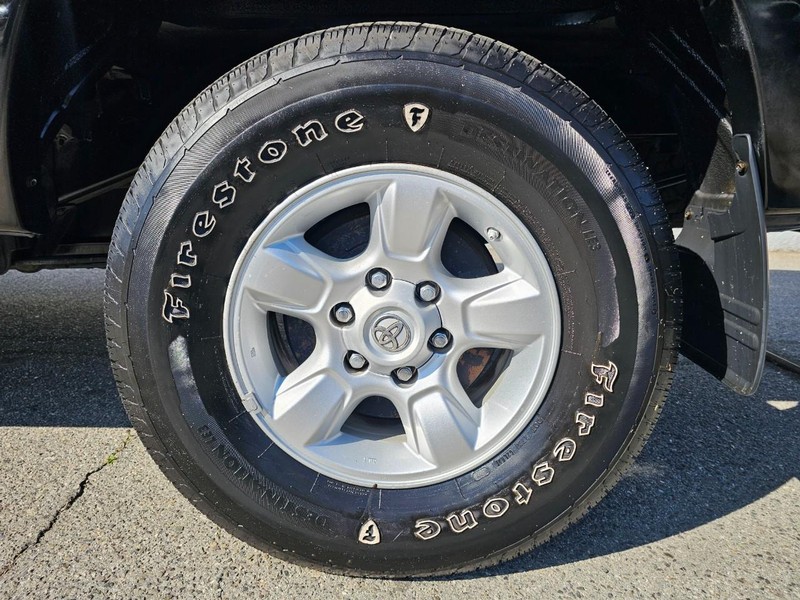 Toyota Tundra SR5 Vehicle Full-screen Gallery Image 31