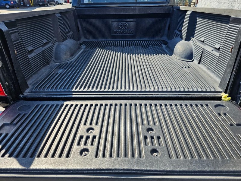 Toyota Tundra SR5 Vehicle Full-screen Gallery Image 32