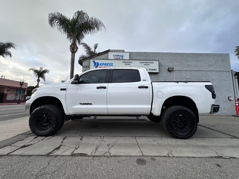 Toyota Tundra 4WD Truck Vehicle Full-screen Gallery Image 02