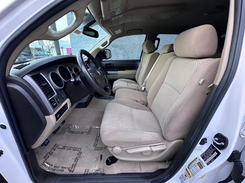 Toyota Tundra 4WD Truck Vehicle Full-screen Gallery Image 15