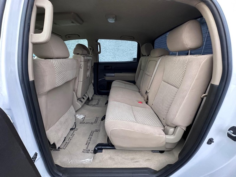 Toyota Tundra 4WD Truck Vehicle Full-screen Gallery Image 16