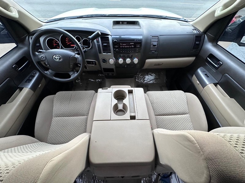 Toyota Tundra 4WD Truck Vehicle Full-screen Gallery Image 17