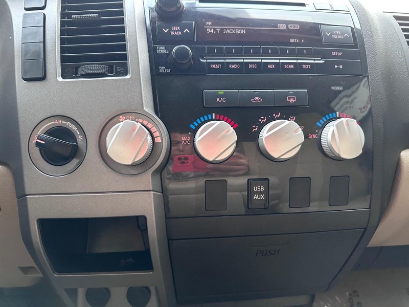 Toyota Tundra 4WD Truck Vehicle Full-screen Gallery Image 23