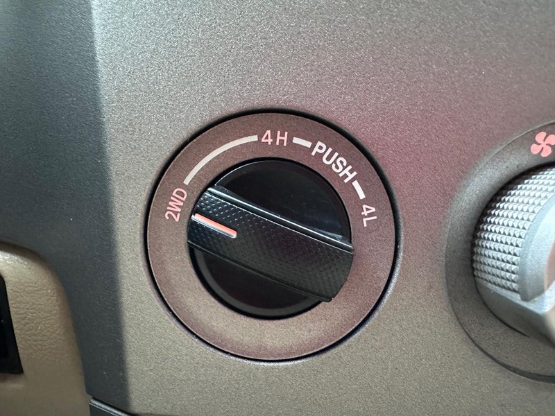 Toyota Tundra 4WD Truck Vehicle Full-screen Gallery Image 24