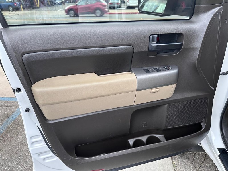 Toyota Tundra 4WD Truck Vehicle Full-screen Gallery Image 25