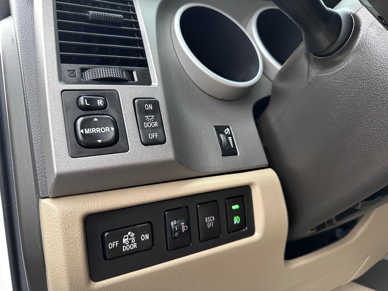 Toyota Tundra 4WD Truck Vehicle Full-screen Gallery Image 26