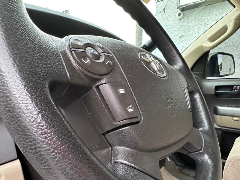 Toyota Tundra 4WD Truck Vehicle Full-screen Gallery Image 27