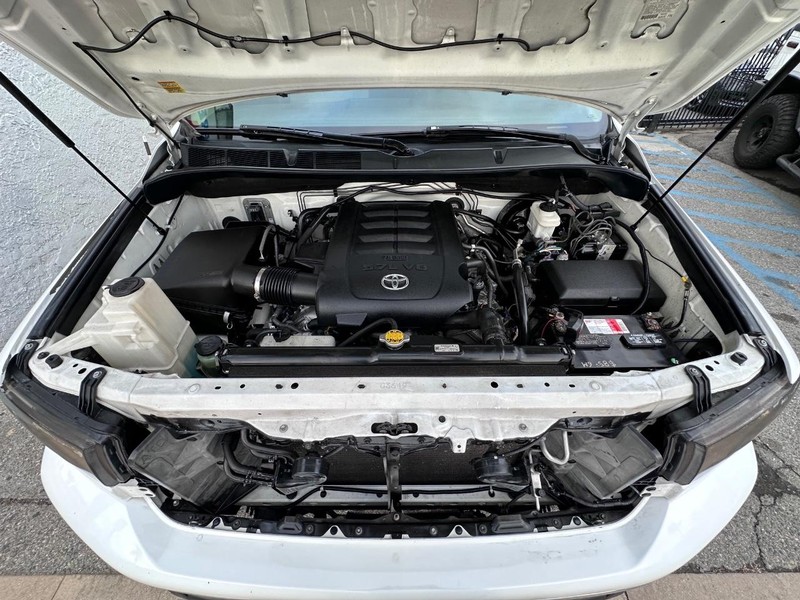 Toyota Tundra 4WD Truck Vehicle Full-screen Gallery Image 30