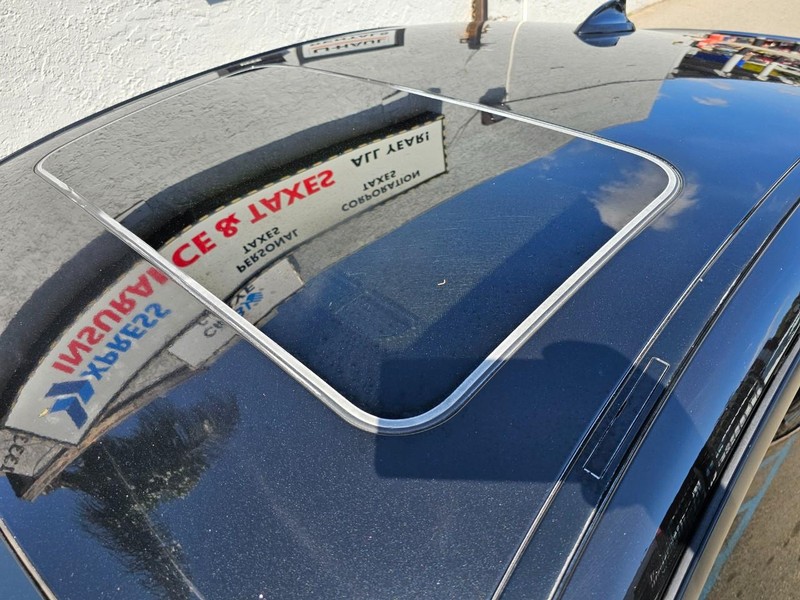 BMW 4 Series Vehicle Full-screen Gallery Image 14