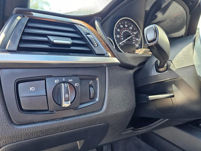 BMW 4 Series Vehicle Full-screen Gallery Image 17