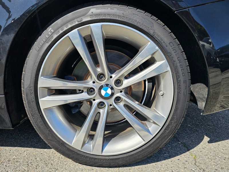 BMW 4 Series Vehicle Full-screen Gallery Image 32