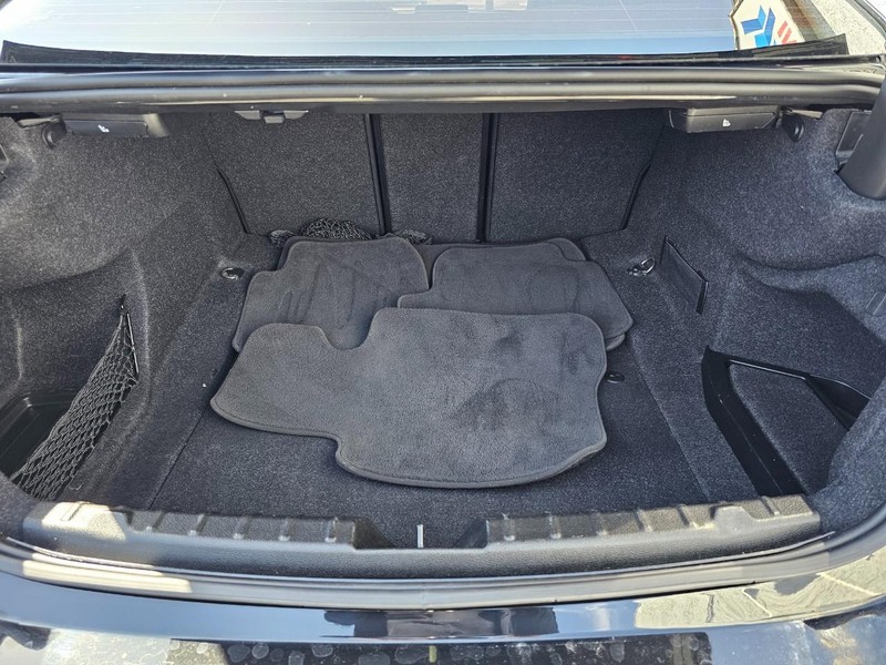 BMW 4 Series Vehicle Full-screen Gallery Image 33