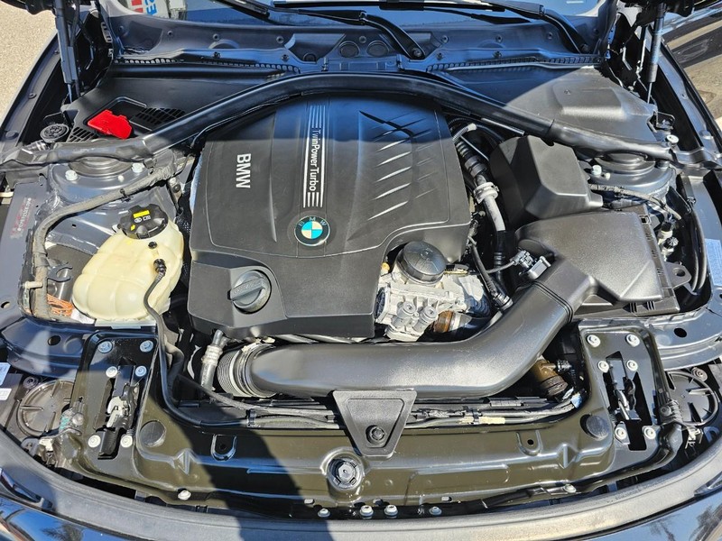 BMW 4 Series Vehicle Full-screen Gallery Image 34