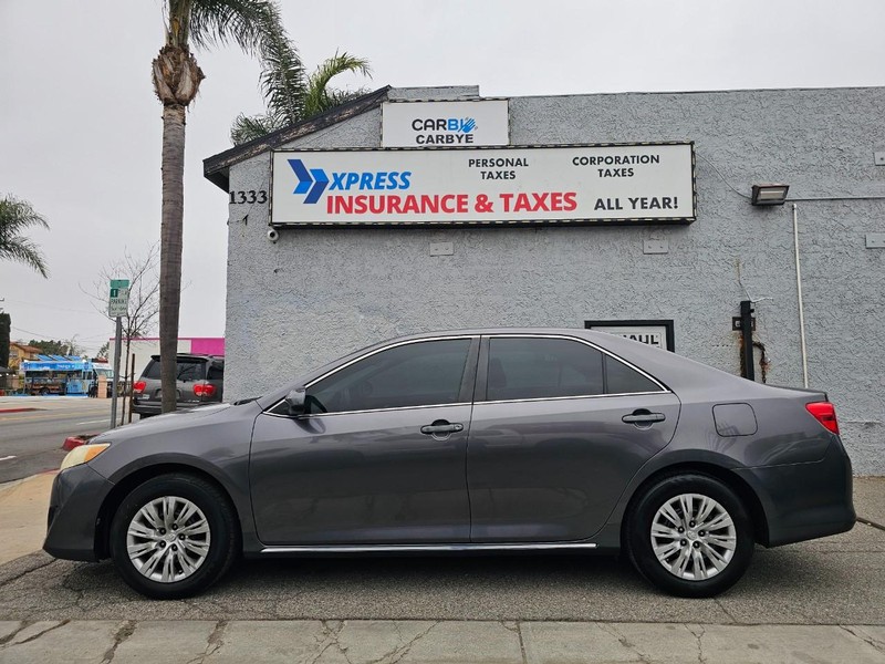 Toyota Camry Vehicle Full-screen Gallery Image 02