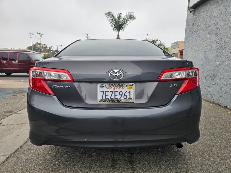 Toyota Camry Vehicle Full-screen Gallery Image 04