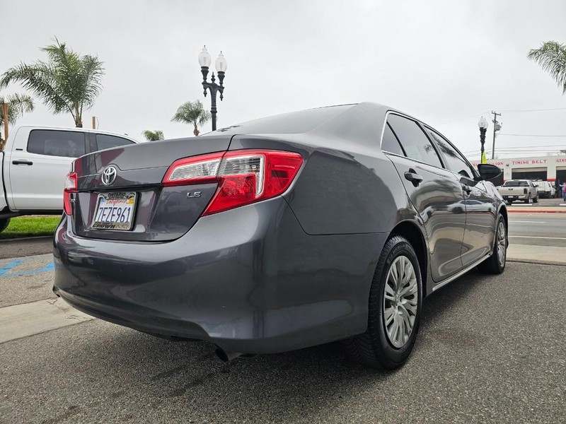 Toyota Camry Vehicle Full-screen Gallery Image 05