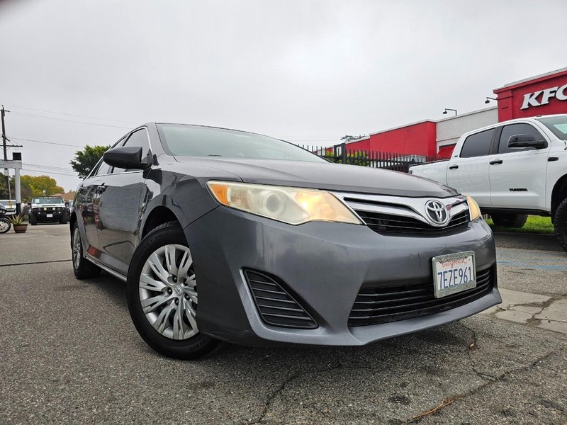 Toyota Camry Vehicle Full-screen Gallery Image 06