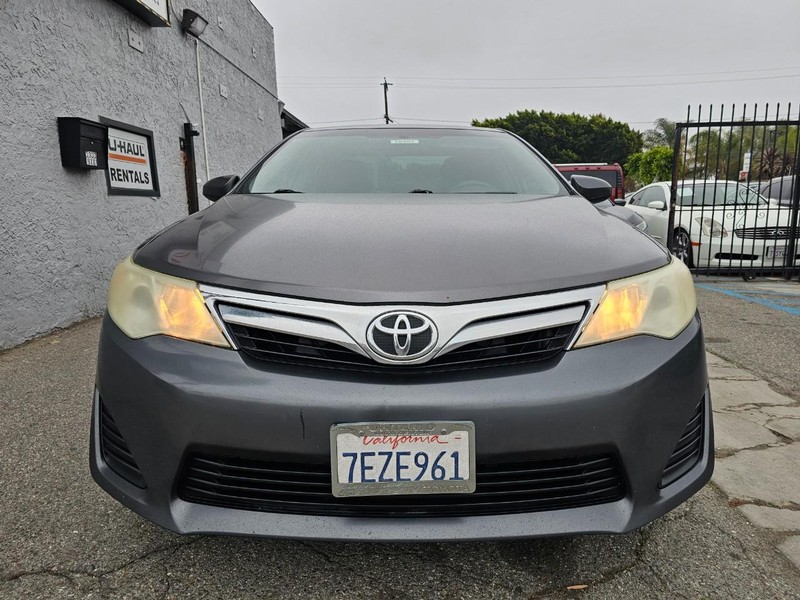 Toyota Camry Vehicle Full-screen Gallery Image 07