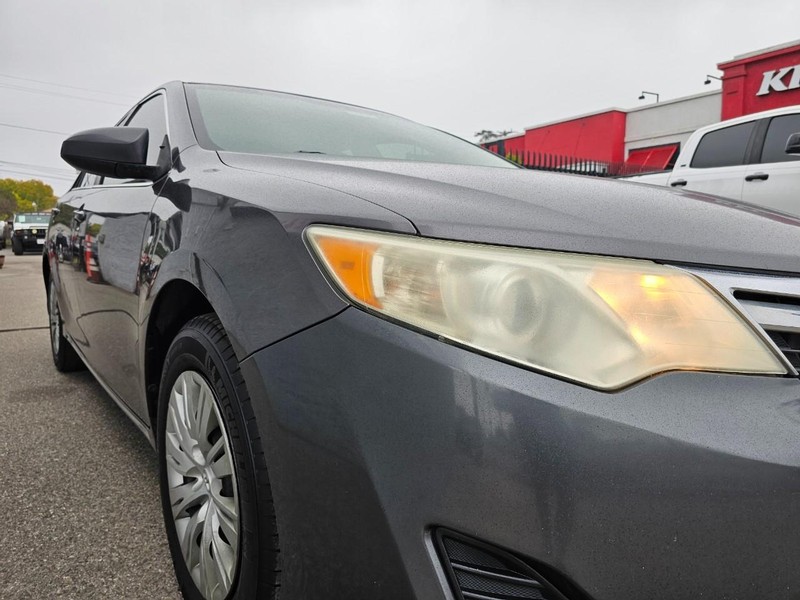 Toyota Camry Vehicle Full-screen Gallery Image 08