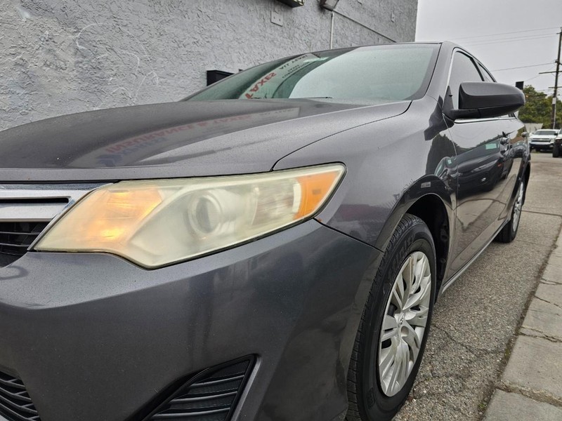 Toyota Camry Vehicle Full-screen Gallery Image 09