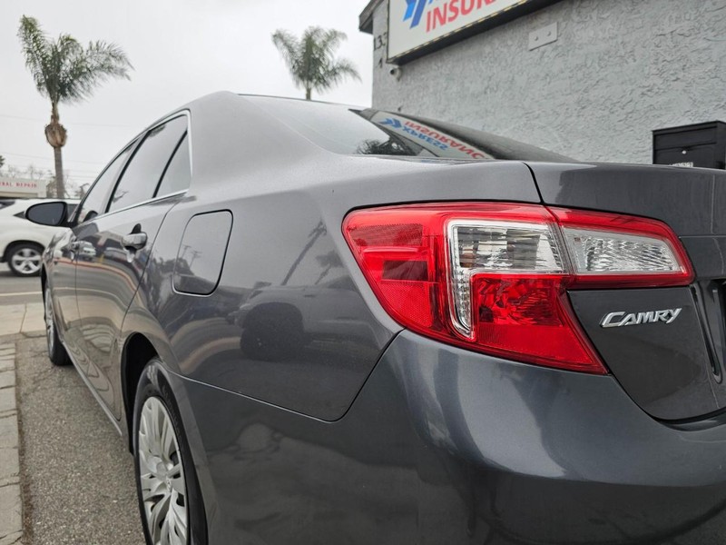 Toyota Camry Vehicle Full-screen Gallery Image 10