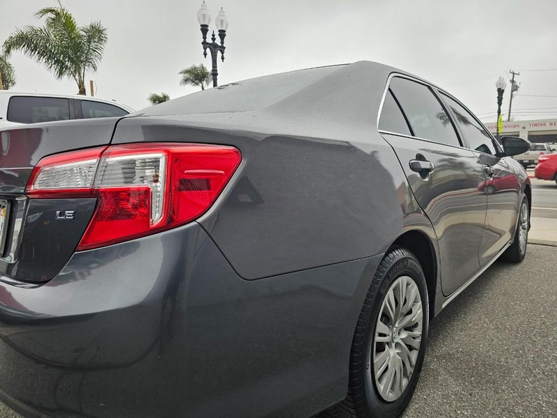 Toyota Camry Vehicle Full-screen Gallery Image 11