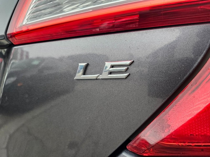 Toyota Camry Vehicle Full-screen Gallery Image 12