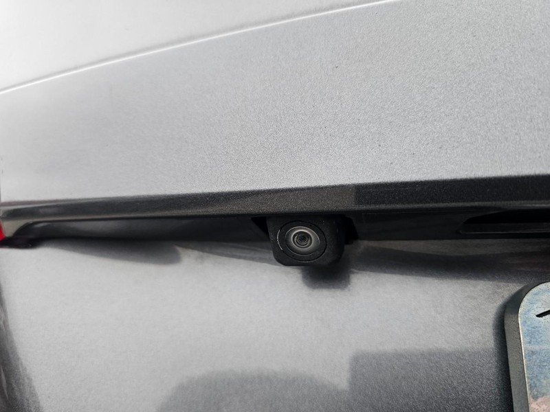 Toyota Camry Vehicle Full-screen Gallery Image 13