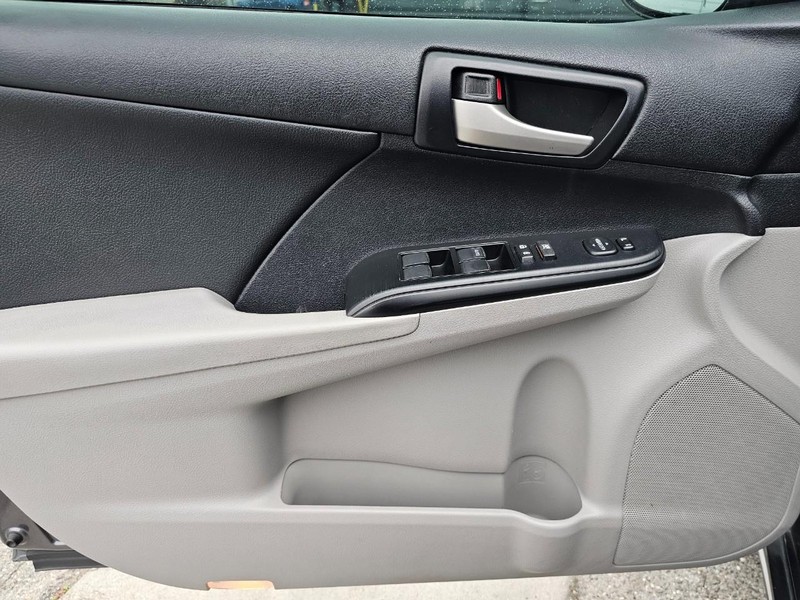 Toyota Camry Vehicle Full-screen Gallery Image 14