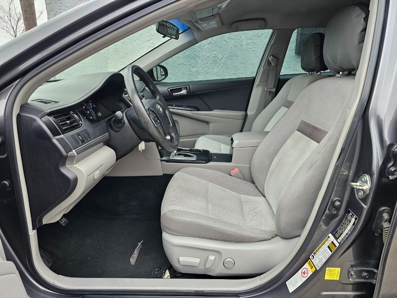 Toyota Camry Vehicle Full-screen Gallery Image 15