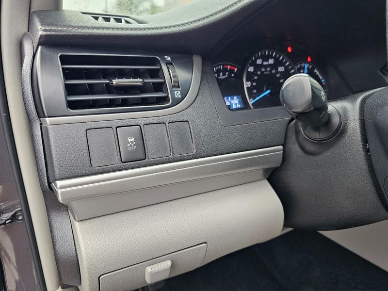 Toyota Camry Vehicle Full-screen Gallery Image 16