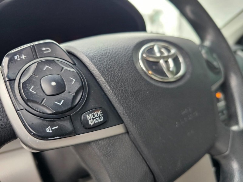 Toyota Camry Vehicle Full-screen Gallery Image 17