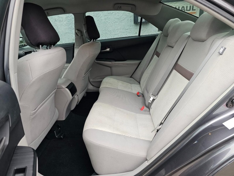 Toyota Camry Vehicle Full-screen Gallery Image 19