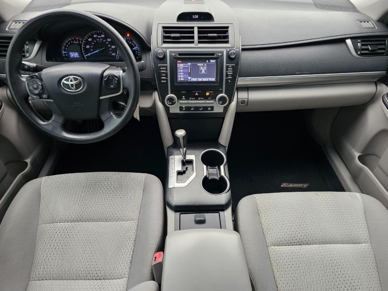 Toyota Camry Vehicle Full-screen Gallery Image 20