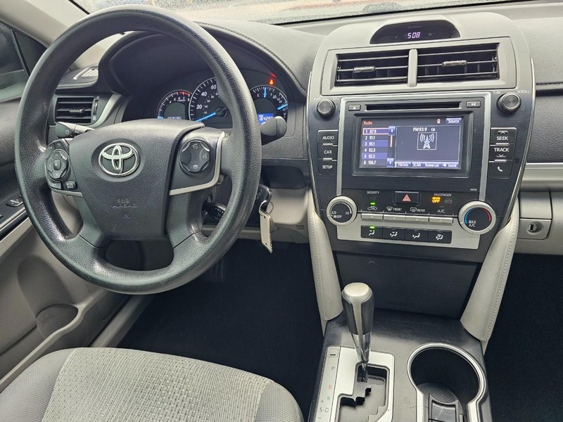 Toyota Camry Vehicle Full-screen Gallery Image 21