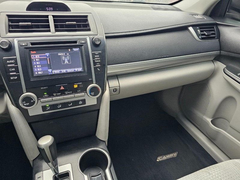 Toyota Camry Vehicle Full-screen Gallery Image 22