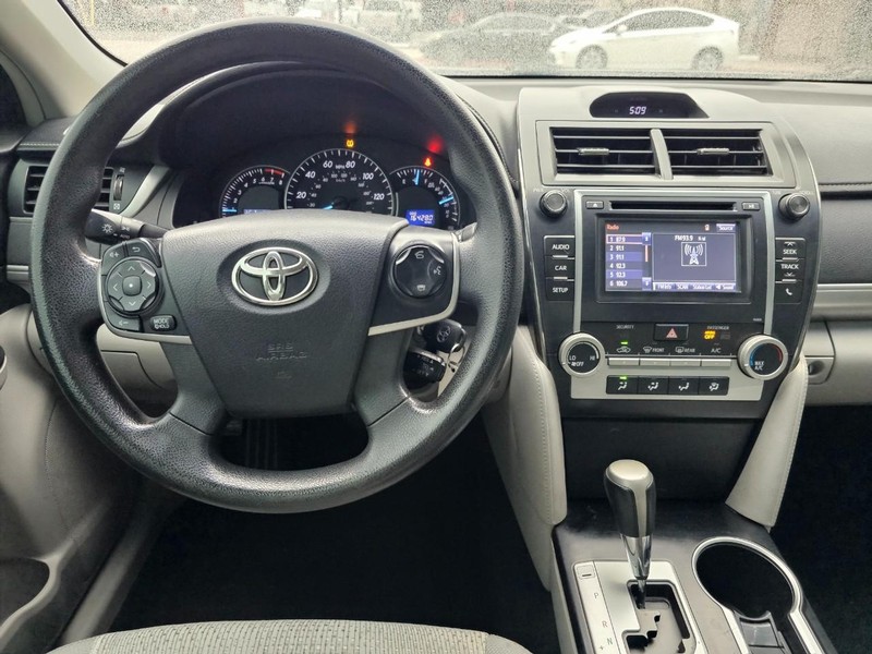 Toyota Camry Vehicle Full-screen Gallery Image 23